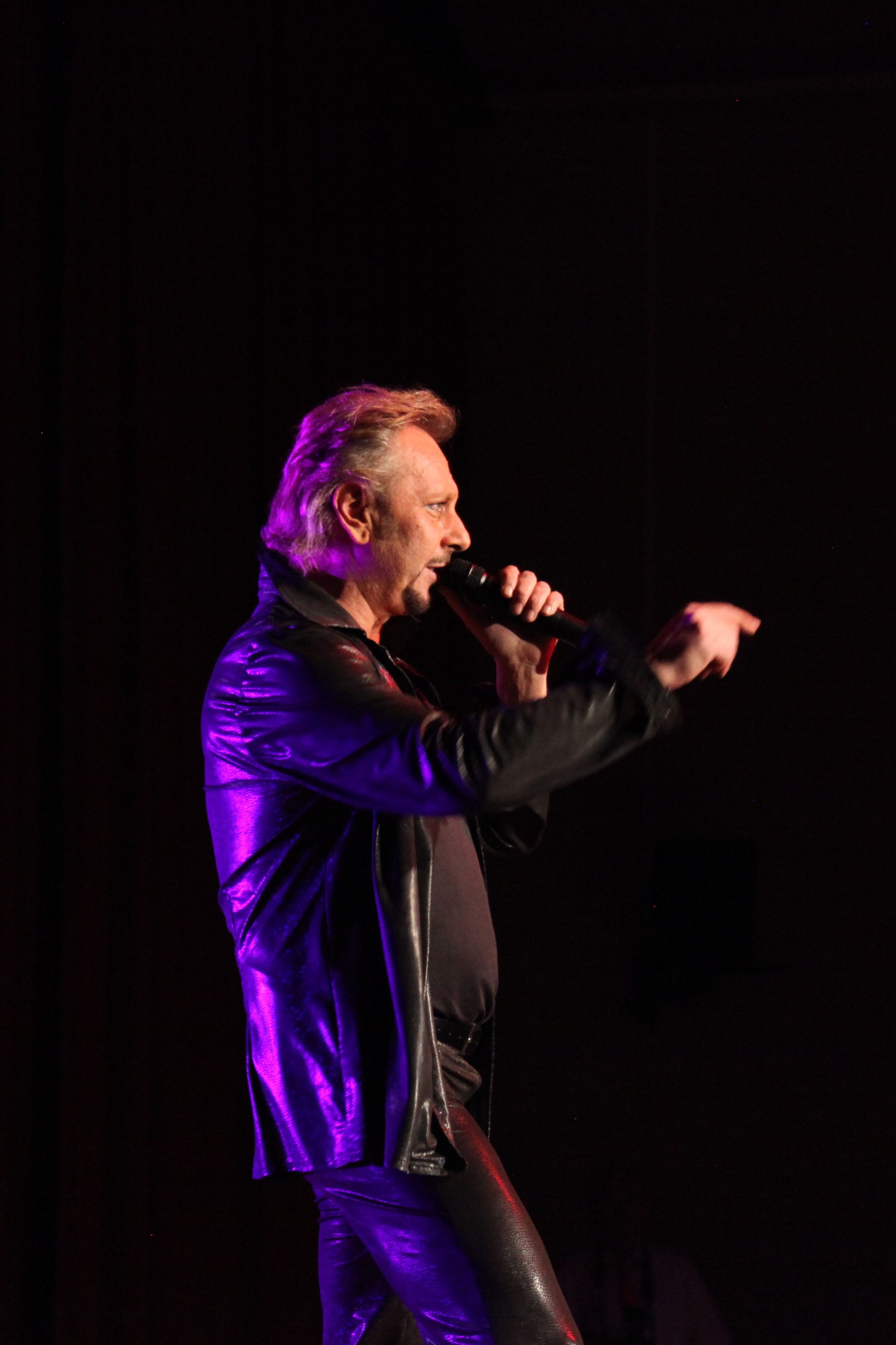 Performance live de Johnny Dems sur scène avec éclairage dynamique