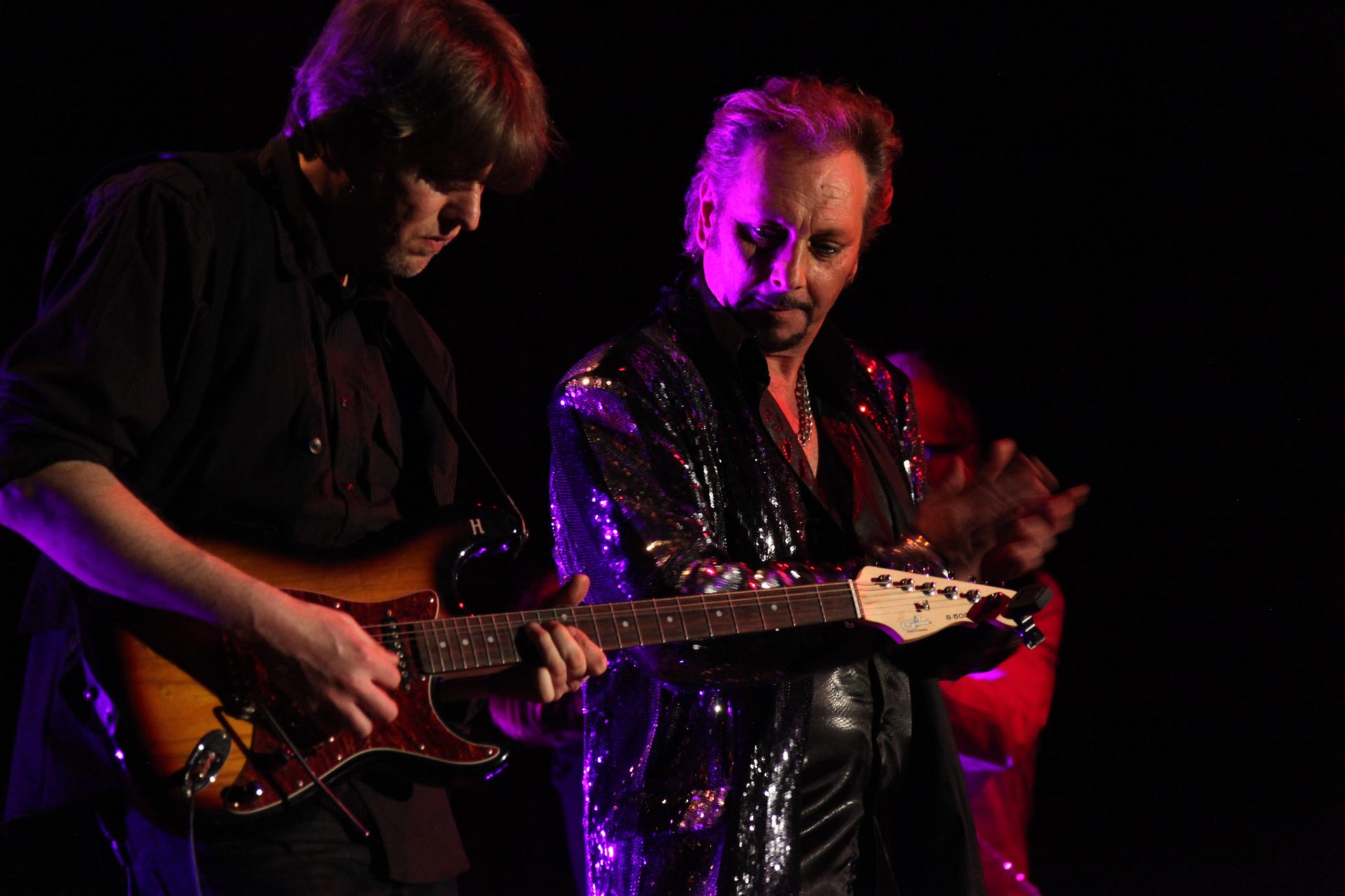 Johnny Dems chantant en live lors d’un spectacle avec ambiance lumineuse