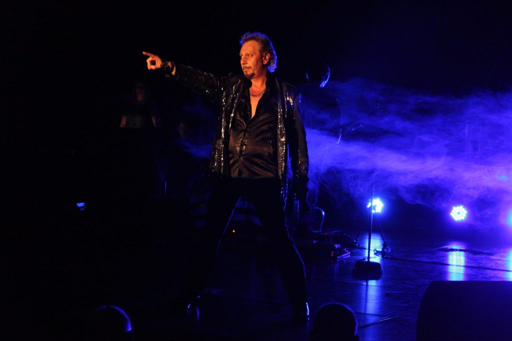 Artiste en pleine performance sur scène lors d’un concert live