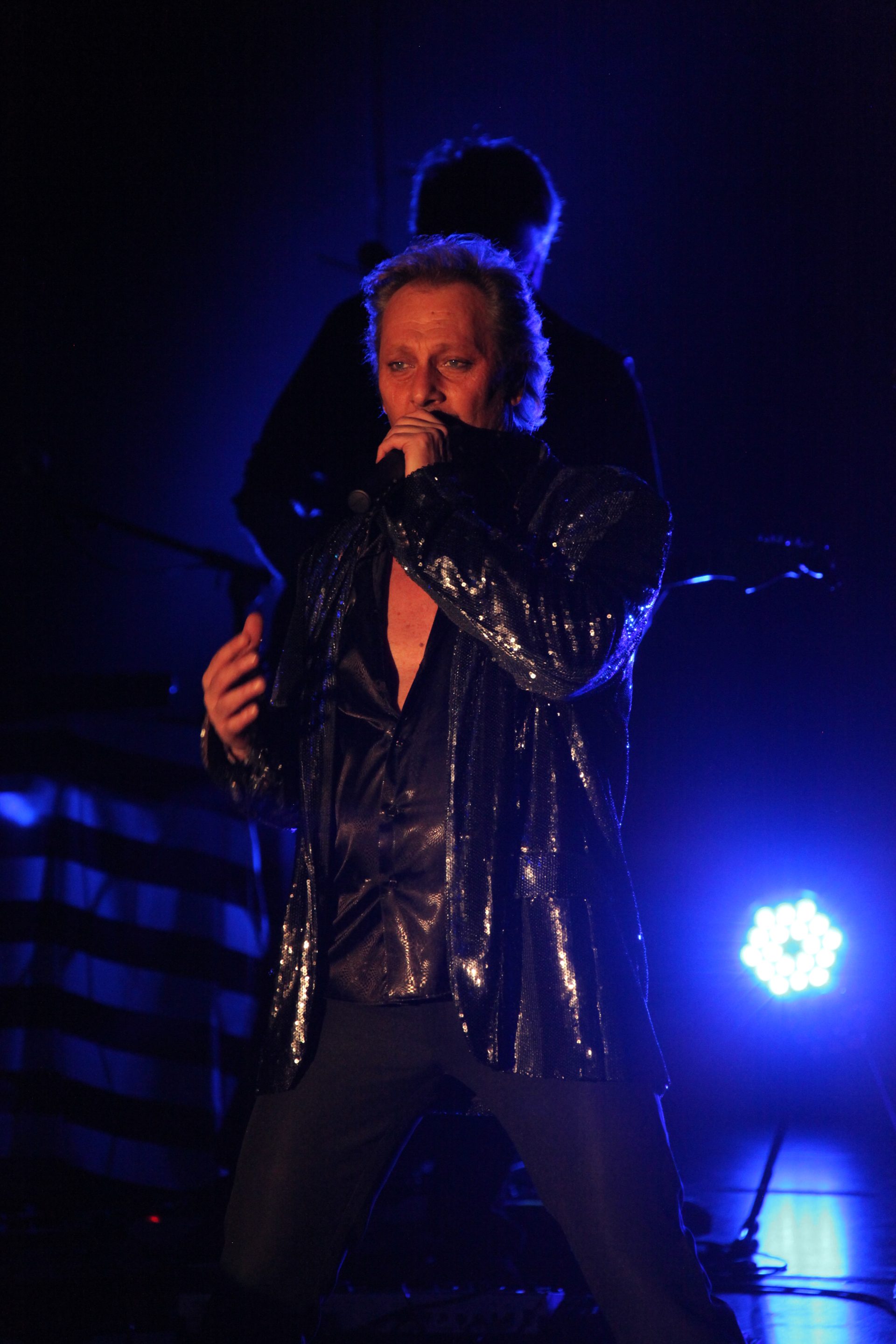 Photo de concert de Johnny Dems sur scène avec éclairage artistique