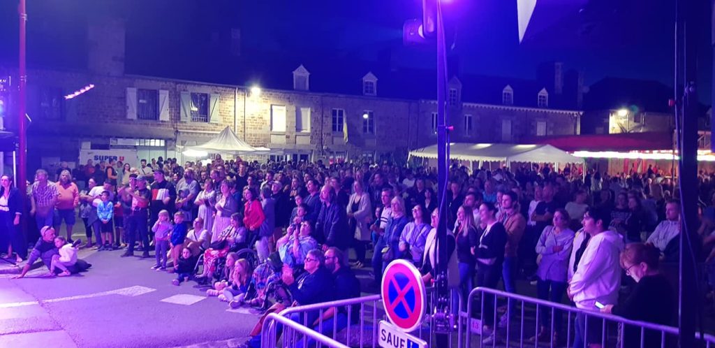 Musiciens jouant en live avec guitare et batterie