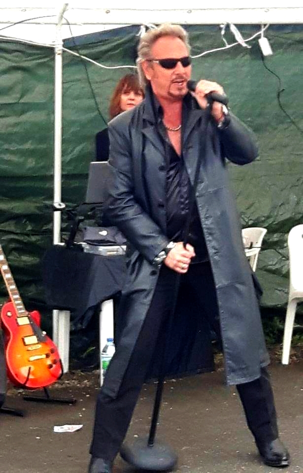 Photo de concert de Johnny Dems sur scène avec éclairage artistique