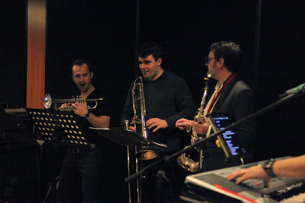 Photo de concert de Johnny Dems sur scène avec éclairage artistique